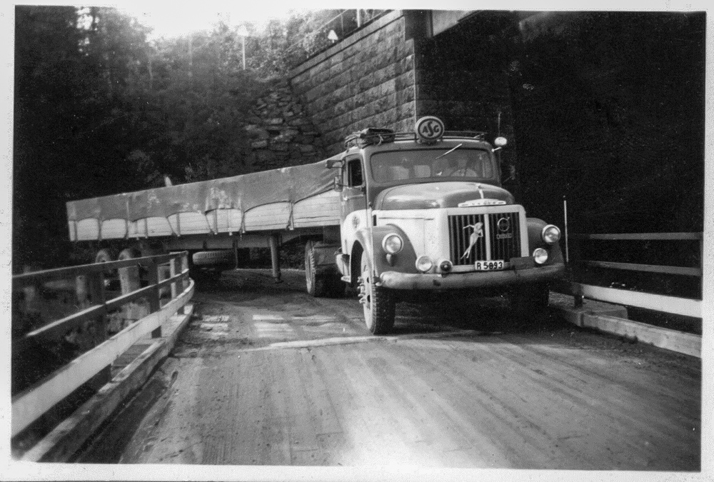 Svartvit bild från 1960-talet. En långtradare har ont om utrymme på bron i Ellenö mellan Uddevalla och Färgelanda.