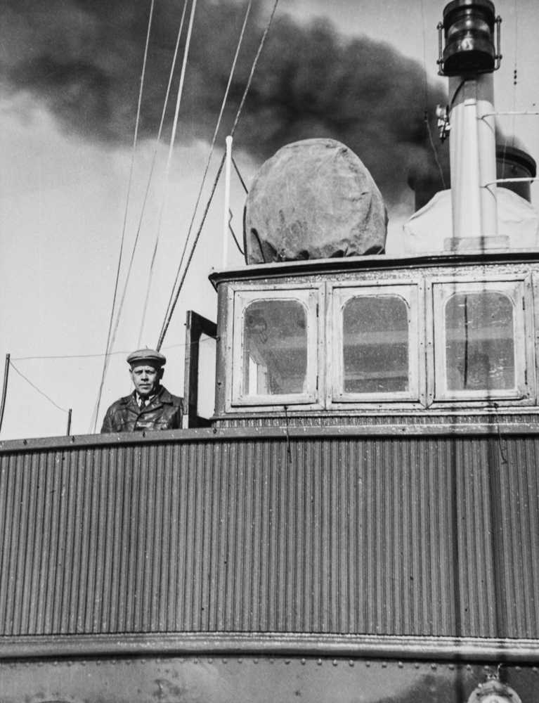 Ångbogserbåten s/s Atlas med skepparen Einar Nordström. Fartyget ägdes av Pargas Kalk Ab i Finland. Bild från slutet av 1950-talet.