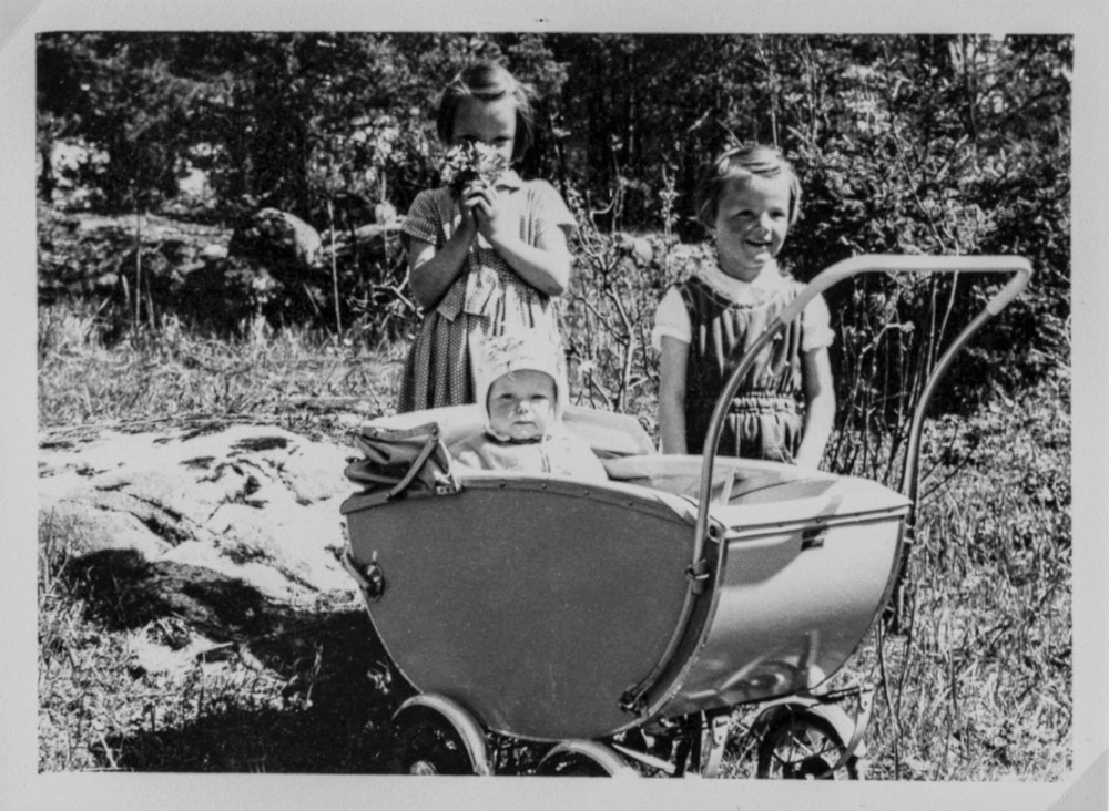 Kusiner sommaren 1955. Mina kusiner Thea och Regina och jag i vagnen.